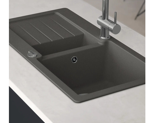 Granitový kuchyňský dřez s odkapávací plochou a vodovodní baterií