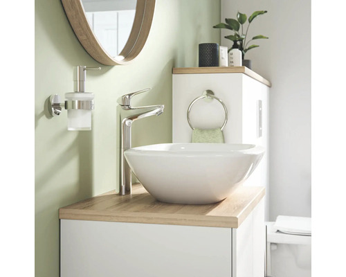 Moderní koupelna s umyvadlem, baterií, zrcadlem a koupelnovým nábytkem