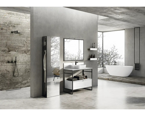 Světlá koupelna se sprchou, umyvadlem, zrcadlem a vanou v moderním designu