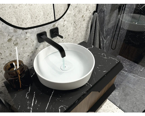 Moderní koupelna s umyvadlem na desku, baterií a mramorovou deskou