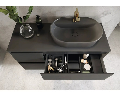 Moderní koupelna s umyvadlovou skříňkou, umyvadlem na desku a otevřenou zásuvkou pro ukládání