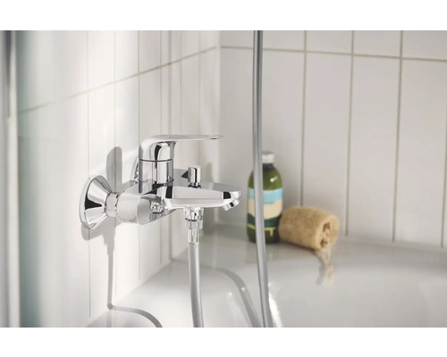 Nástěnná sprchová baterie v koupelně s chromovaným povrchem
