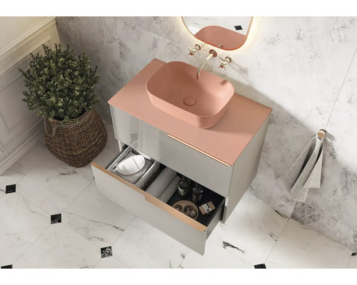 Koupelna s umyvadlovou skříňkou, umyvadlem na desku a otevřenou zásuvkou pro uložení koupelnových potřeb.