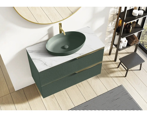 Koupelna s umyvadlovou skříňkou, umyvadlem, baterií a regálem