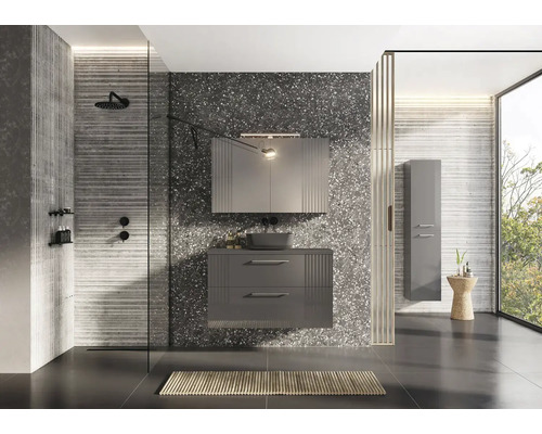 Moderní koupelna se sprchou, skříňkou pod umyvadlo, zrcadlovou skříňkou a vysokou skříňkou