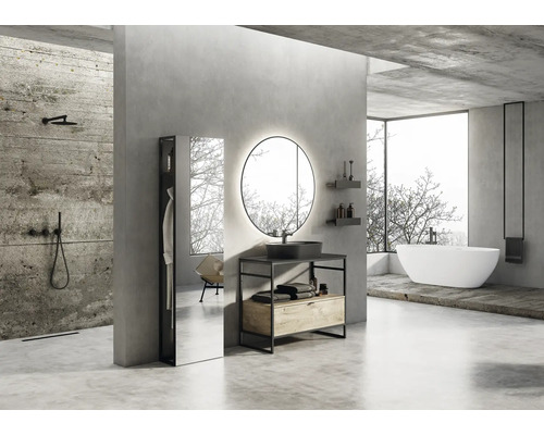 Koupelna se sprchou, umyvadlem s kulatým zrcadlem a volně stojící vanou ve světlém, moderním vzhledu.