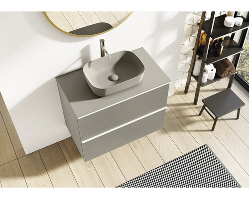 Šedé umyvadlo s umyvadlem na desku a dvěma zásuvkami v koupelně