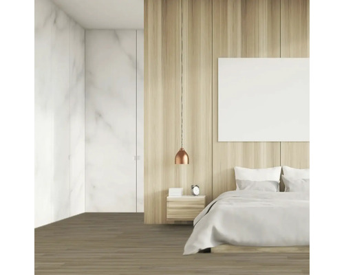 Ložnice s postelí, nočním stolkem a dřevěnou stěnou