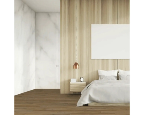 Ložnice s postelí, nočním stolkem, závěsným svítidlem a ozdobným rámem