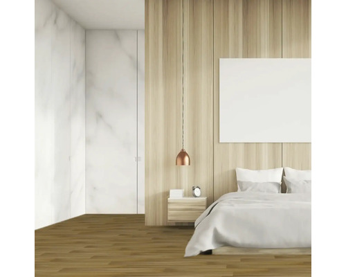 Ložnice s manželskou postelí, nočním stolkem, závěsným svítidlem a parketovou podlahou