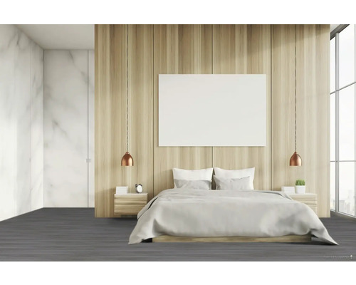 Světlá ložnice s manželskou postelí, nočními stolky a dřevěným obložením