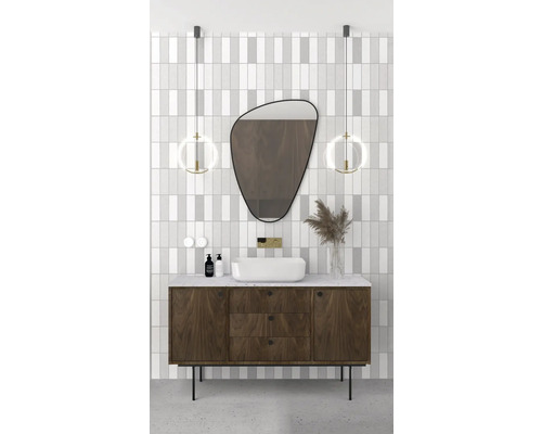 Koupelna s umyvadlovou skříňkou, umyvadlem na desku, zrcadlem a osvětlením