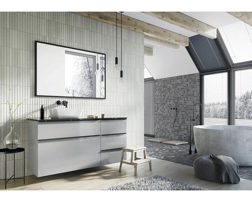 Světlá koupelna s umyvadlem, zrcadlem, vanou a dřevěným stropem