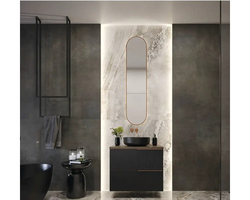 Moderní koupelna s umyvadlem, zrcadlem a držákem na ručníky