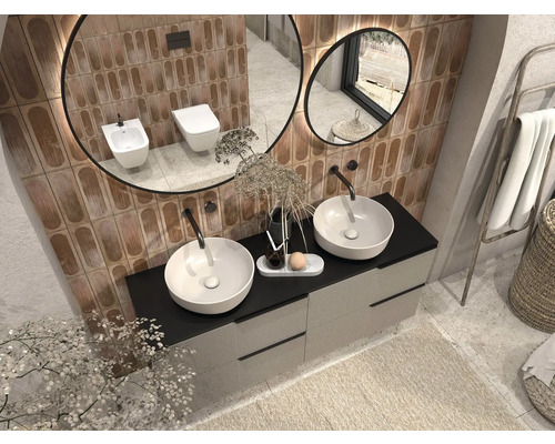 Moderní koupelna s dvojitým umyvadlem, zrcadly a keramickými obklady