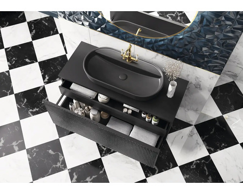 Koupelna s umyvadlem, skříňkou pod umyvadlo a šachovnicovými dlaždicemi