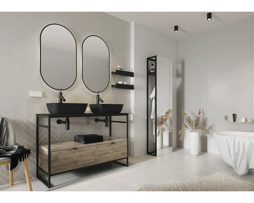 Světlá koupelna s dvojitým umyvadlem, oválnými zrcadly a vanou.