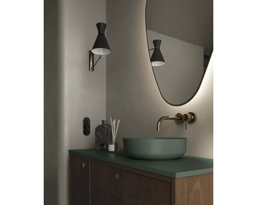 Koupelna s umyvadlem, zrcadlem, nástěnnou lampou a dřevěnou spodní skříňkou