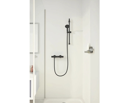Sprchový set s ruční sprchou a termostatem v koupelně.