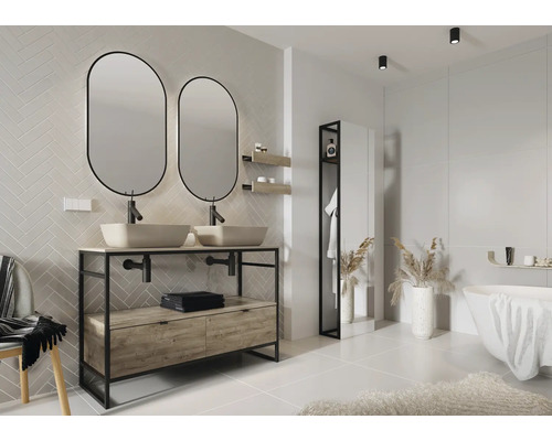 Koupelna s dvojitým umyvadlem, dvěma zrcadly a vanou