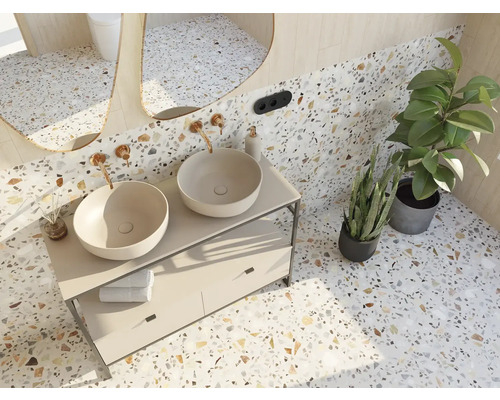 Koupelna s dvojitým umyvadlem, zrcadly a rostlinami