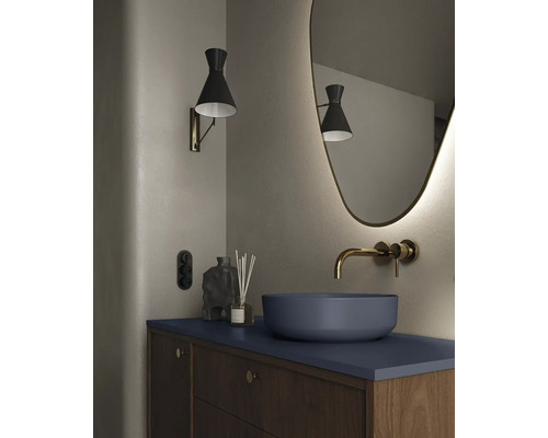 Koupelnová skříňka s umyvadlem na desku, nástěnná armatura, zrcadlo a nástěnné svítidlo