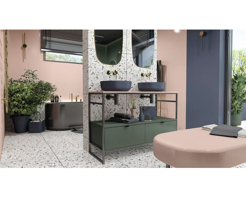 Světlá koupelna s dvojitým umyvadlem, zrcadly, vanou a rostlinami