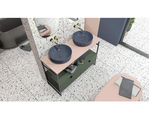 Pohled na koupelnu s dvojitým umyvadlem, dvěma kulatými umyvadly na desku, zrcadlem a koupelnovou stoličkou.