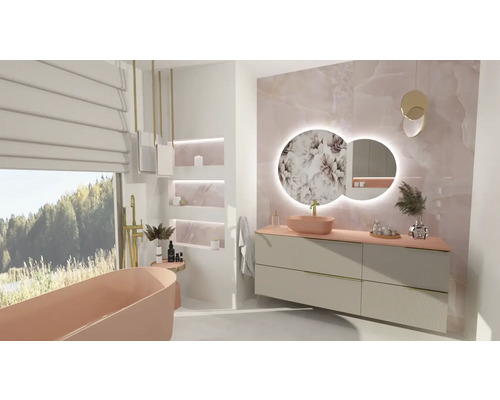 Moderní koupelna s vanou, umyvadlem, zrcadlem a oknem