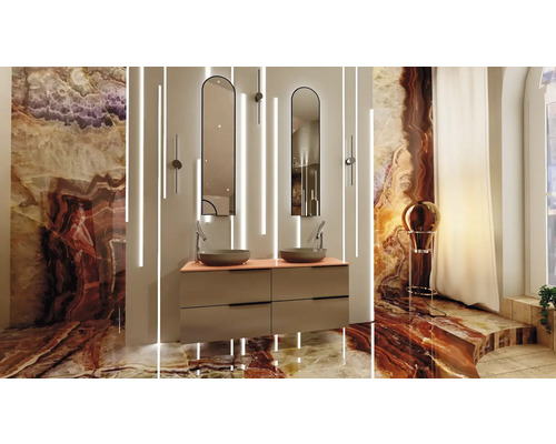 Světlá koupelna s umyvadlem, dvěma zrcadly, osvětlením a podlahou s mramorovým vzhledem