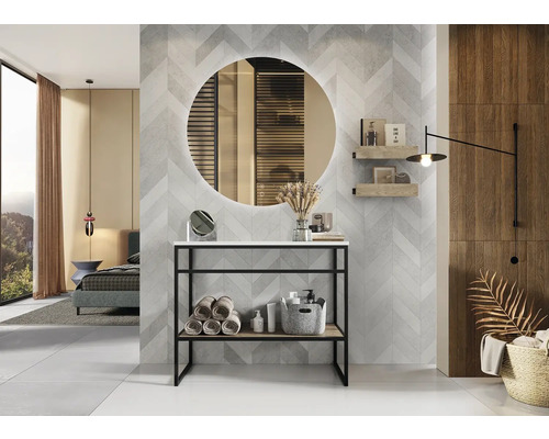 Moderní koupelna s umyvadlem, zrcadlem a policemi