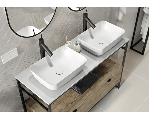 Koupelna s umyvadlovou skříňkou, dvěma umyvadly a vodovodními bateriemi