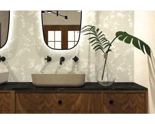 Koupelna s umyvadlem, zrcadlem a dekorací