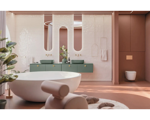 Světlá koupelna s vanou, umyvadlem a toaletou