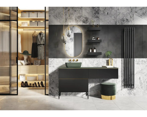 Koupelna s umyvadlem, zrcadlem, policí a šatnou