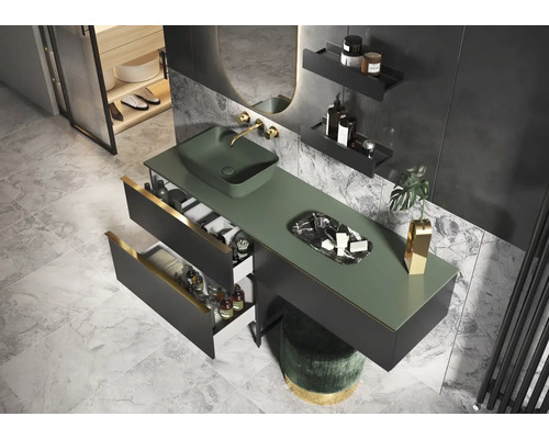 Moderní koupelna s umyvadlem, otevřeným zásuvkovým prvkem a stoličkou