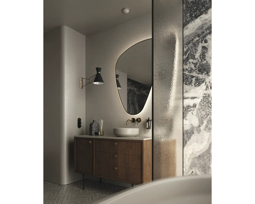 Světlá koupelna s umyvadlovou skříňkou, zrcadlem s osvětlením, nástěnnou lampou a sprchou