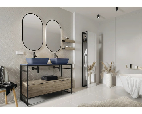 Moderní koupelna s dvojitým umyvadlem, zrcadly, vanou a policemi.