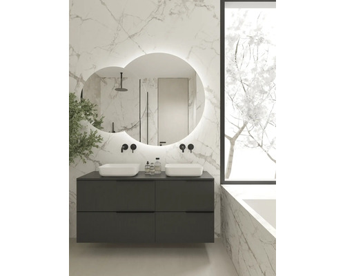 Moderní koupelna s dvojitým umyvadlem, skříňkou pod umyvadlo, zrcadlem s osvětlením a vanou.