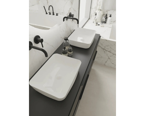 Koupelna se dvěma umyvadly na desce