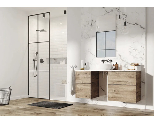 Moderní koupelna se sprchou, umyvadlem a zrcadlem před mramorovou stěnou