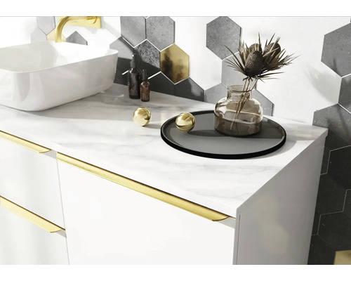 Koupelna s umyvadlem, armaturami, komodou, dekoracemi a šestiúhelníkovými obklady