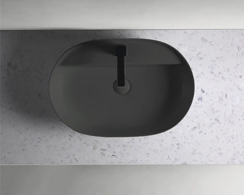 Pohled shora na umyvadlo s baterií na desce umyvadla