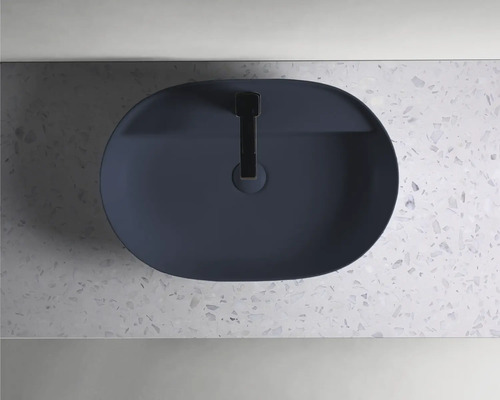 Oválné umyvadlo s baterií na desce