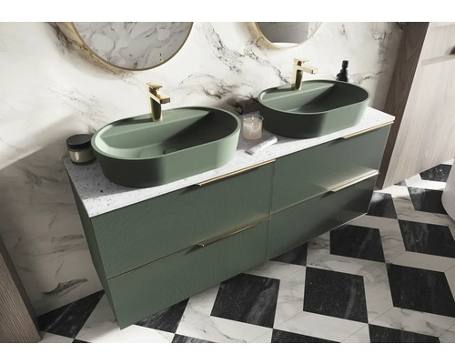 Koupelna se dvěma zelenými umyvadly na desku, skříňkou pod umyvadlo, armaturami a zrcadly