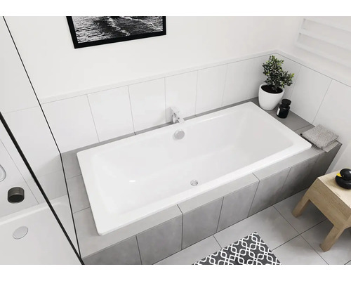 Světlá koupelna s vestavěnou vanou a šedými obklady