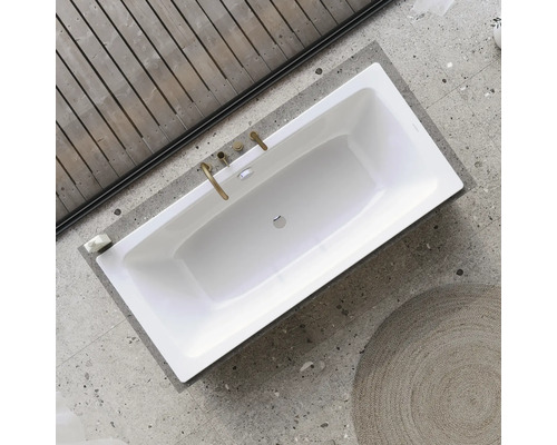 Pohled shora na obdélníkovou vanu v koupelně