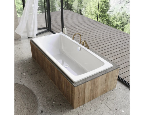 Bílá vana s dřevěným obložením v koupelně s výhledem