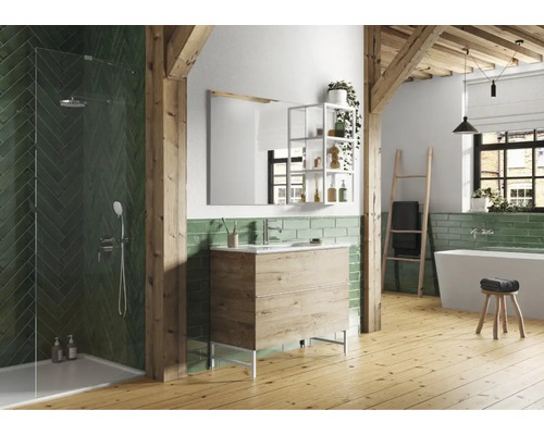 Koupelna se sprchovým koutem, umyvadlem, zrcadlem a dřevěnými prvky