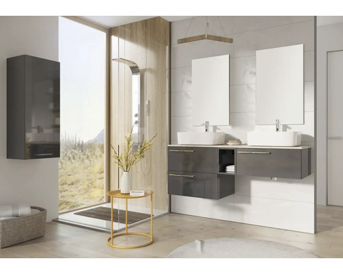 Koupelna s umyvadlem, zrcadly, sprchou a úložnými prostory pro moderní prostředí.